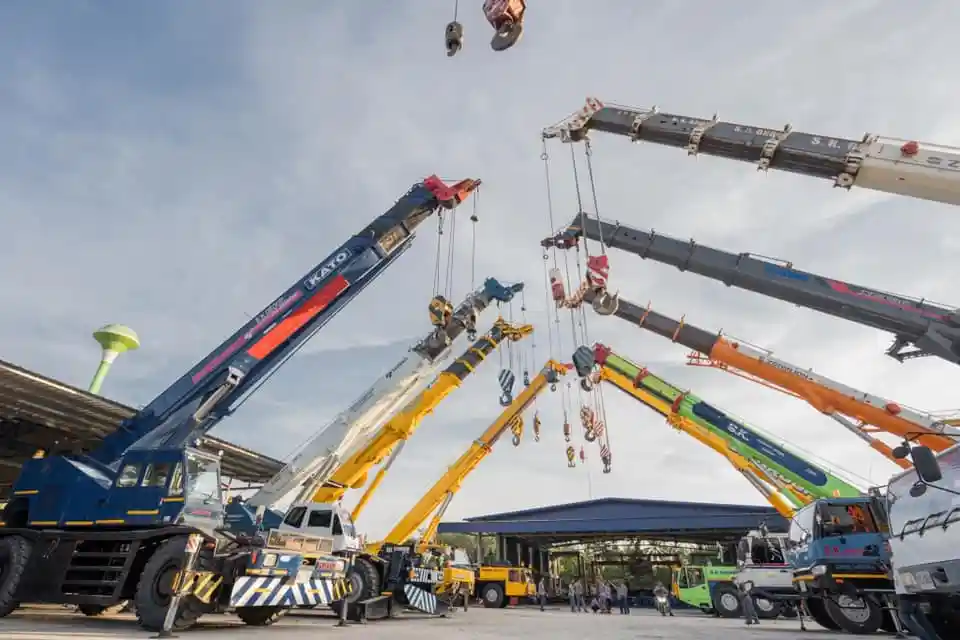 เช่ารถเครน 25-300 ตัน นราธิวาส | ราคาดี บริการครบวงจร